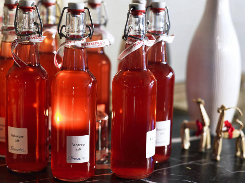 无人,横图,室内,特写,白天,正面,桌面,桌子,花瓶,阴影,朦胧,模糊,反射,木制,标签,罐子,影子,陶瓷,汽水,陶瓷制品,柠檬水,饮品,玻璃制品,饮料,玻璃瓶,木制品,瓶子,碳酸饮料,可口,适口,彩图,荷兰水