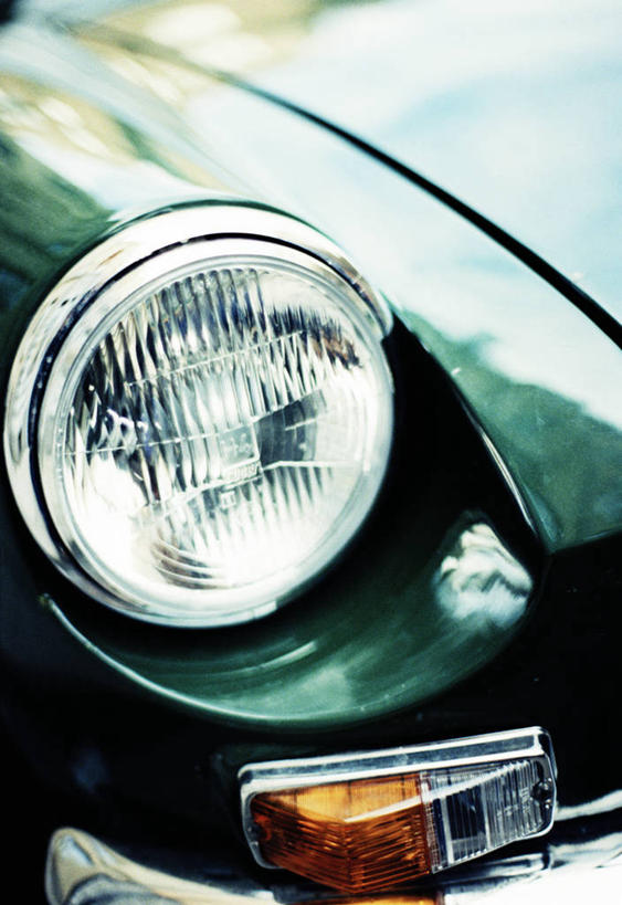 无人,竖图,俯视,室外,特写,白天,汽车,静物,照明,一辆,朦胧,模糊,跑车,车,灯,绿色,灯具,交通工具,照亮,照明设备,载具,敞篷跑车,前照灯,前大灯,车前灯,彩图,高角度拍摄