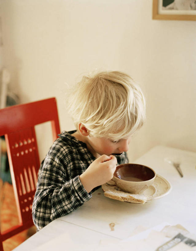 西方人,儿童,一个人,坐,吃,竖图,俯视,室内,白天,烹饪,西餐,纯洁,餐桌,桌子,椅子,欧洲,欧洲人,仅一个男性,仅一个人,握,服装,勺子,陶瓷,墙,料理,食品,陶瓷制品,拿,拿着,注视,休闲装,菜肴,美食,墙壁,墙面,食物,小孩,衣服,白色,容器,调羹,汤匙,碗,低头,观察,看,仅一个小孩,休闲,休闲服,可爱,童年,童趣,西式,握着,服饰,佳肴,餐台,观看,储藏,察看,储存,关注,童真,烂漫,无邪,天真,男孩,男人,男性,白种人,孩子,嚼,食,坐着,半身,彩图,高角度拍摄,贮存,男生