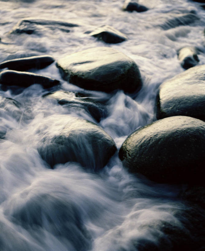 无人,竖图,俯视,室外,特写,白天,河流,石头,美景,水,阴影,飞溅,朦胧,模糊,湍急,溅,光线,石子,液体,影子,河水,景观,水滴,水流,水珠,小溪,阳光,自然,溪水,景色,喷洒,自然风光,石块,岩石,彩图,高角度拍摄