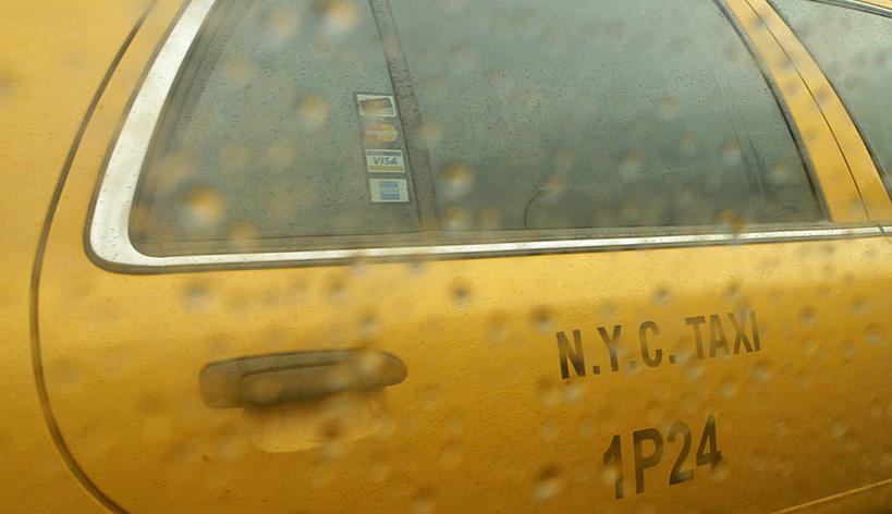无人,横图,室外,特写,白天,正面,暴风雨,暴雨,大暴雨,窗户,出租车,汽车,一辆,朦胧,模糊,英文,标志,文字,字符,字母,标识,玻璃窗,车,黄色,交通工具,轿车,英文字母,载具,的士,计程车,阿拉伯文,阿拉伯语,阿拉伯字母,彩图
