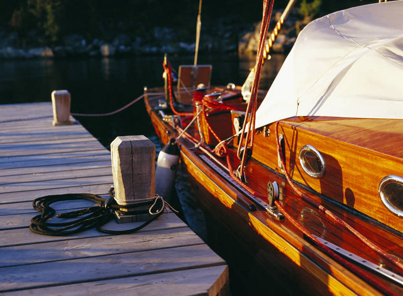 无人,码头,横图,俯视,室外,白天,河流,水,港口,船,一艘,阴影,光线,影子,柱子,河水,水流,木船,阳光,交通工具,舟,载具,缆绳,系船柱,缆绳桩,缆绳柱,系缆桩,彩图,高角度拍摄,摆渡口,埠头,渡口,渡头,港湾,海港,货运码头,口岸,商港