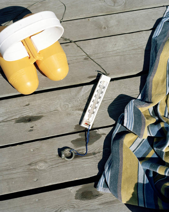 游泳,无人,竖图,俯视,室外,特写,白天,地板,生活用品,静物,阴影,光线,医学,测量,纺织物,救生圈,器材,温度计,影子,刻度,塑料,地面,木地板,玻璃制品,一个,阳光,绳子,塑料制品,体温计,游泳圈,毛巾,清洁,充气,单个,保暖,绳索,快速,温度,感冒,医疗,准确,救生,体温,精度,精准,发烧,水银温度计,透气,流感,物理,防水,水银体温计,水银柱,缩口,玻璃体温计,玻璃温度计,医用温度计,泅水,储水,耐磨,吸水,彩图,高角度拍摄,浮圈,手臂浮圈,手臂圈,手臂游泳圈