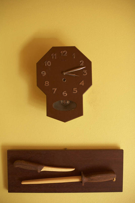 无人,竖图,俯视,室内,特写,白天,静物,阴影,黄色背景,时间,反射,标志,工具,时钟,数字,文字,影子,字符,刀具,计时,标识,挂钟,钟表,刀,表,摄影,阿拉伯数字,影棚,刻刀,切割,美工刀,钟,彩图,高角度拍摄,影棚拍摄,拍摄