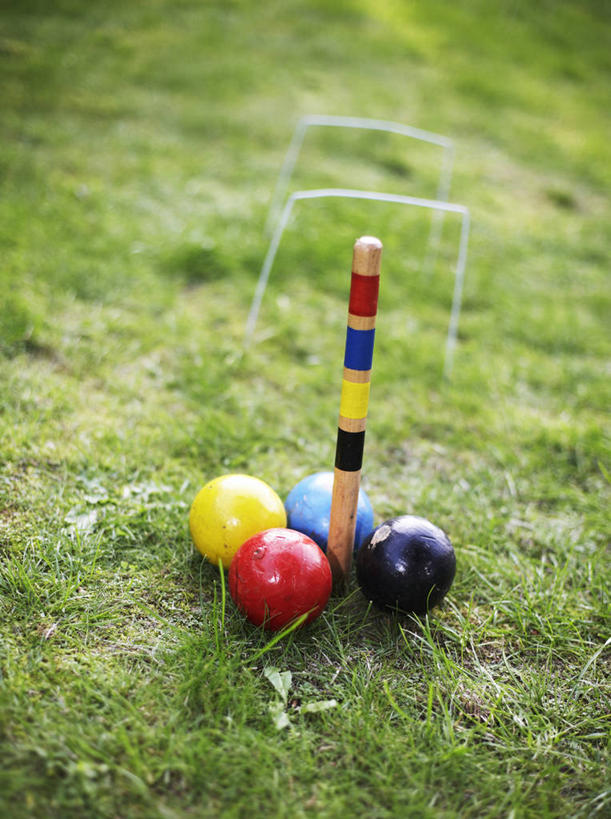 无人,竖图,俯视,彩色,室外,特写,白天,草地,草坪,植物,阴影,朦胧,模糊,光线,影子,运动器械,草,绿色,阳光,健身器械,健身器材,槌球,门球,彩图,高角度拍摄,运动器材