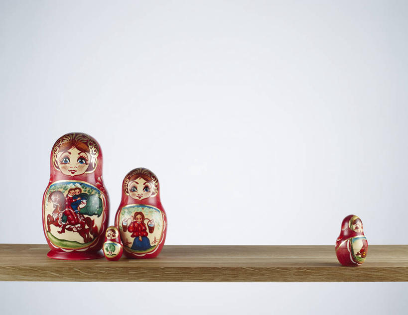 无人,横图,室内,特写,白天,正面,爱情,游戏,桌面,桌子,静物,玩具,阴影,灰色背景,艺术,反射,木制,影子,玩,文化,娱乐,红色,木制品,四个,休闲,益智,摄影,影棚,活动,空心,发泄,消遣,智力,亲情,套娃,俄罗斯套娃,宣泄,思念,玩耍,嬉戏,彩图,影棚拍摄,拍摄,俄罗斯文化