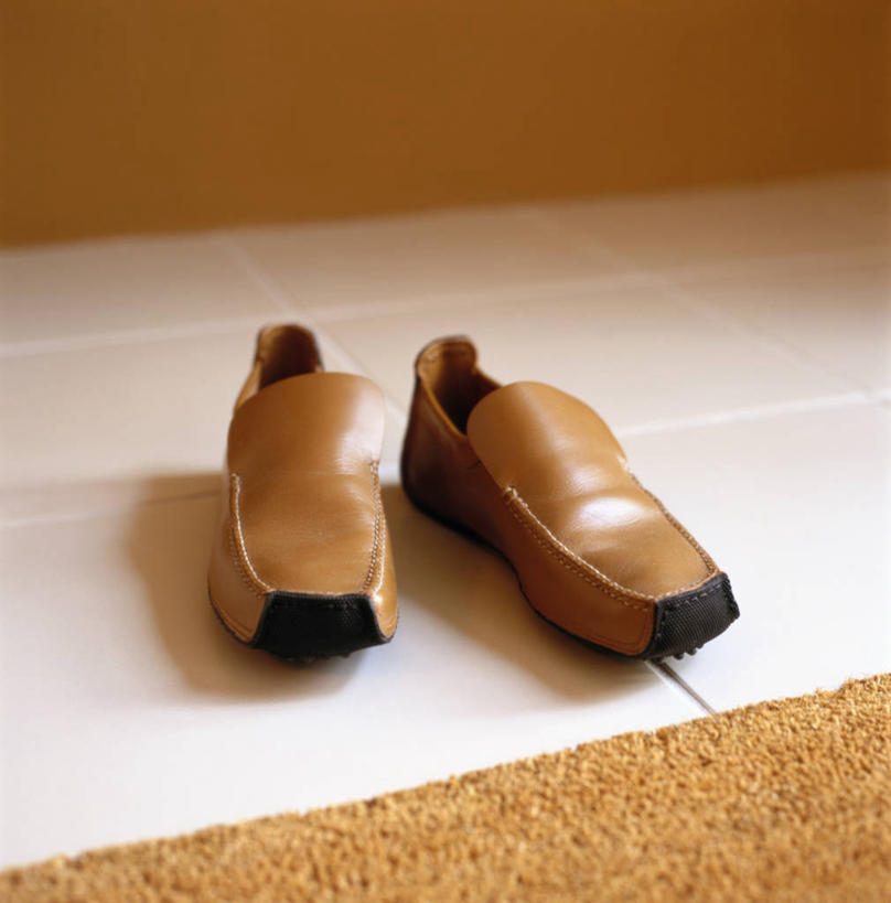 无人,竖图,俯视,室内,特写,白天,鞋,静物,鞋子,纺织品,一双,阴影,反射,瓷砖,地砖,毯子,影子,皮革,地面,纺织,垫子,门垫,彩图,高角度拍摄,皮鞋