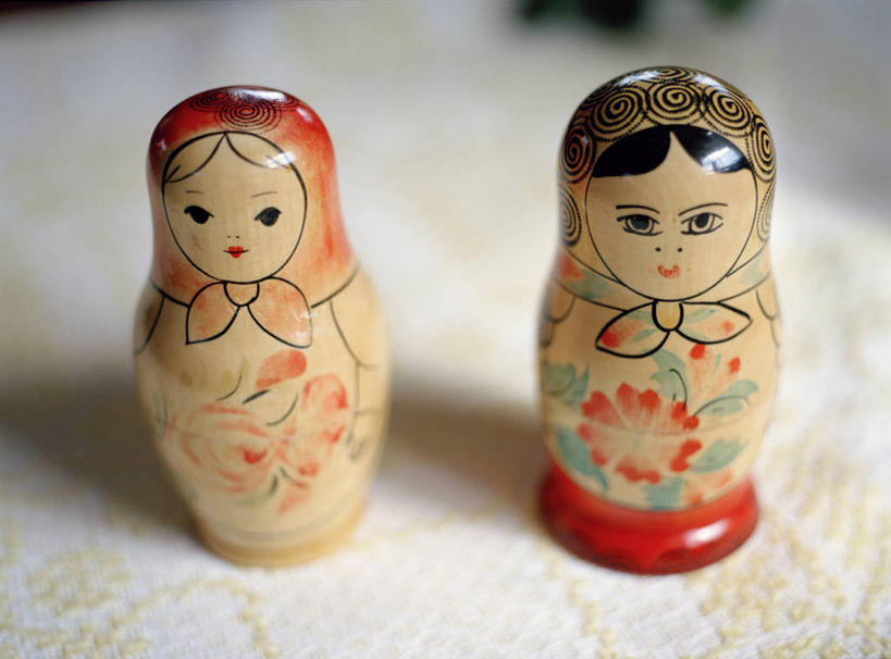 无人,横图,俯视,室内,特写,白天,爱情,游戏,餐桌,桌子,静物,玩具,阴影,朦胧,模糊,艺术,装饰,反射,木制,布料,影子,玩,布纹,文化,娱乐,桌布,两个,餐巾,木制品,台布,休闲,益智,餐台,活动,华丽,修饰,点缀,空心,发泄,消遣,智力,亲情,套娃,俄罗斯套娃,宣泄,衬托,美观,雅致,雅观,思念,餐桌布,玩耍,嬉戏,彩图,高角度拍摄,俄罗斯文化