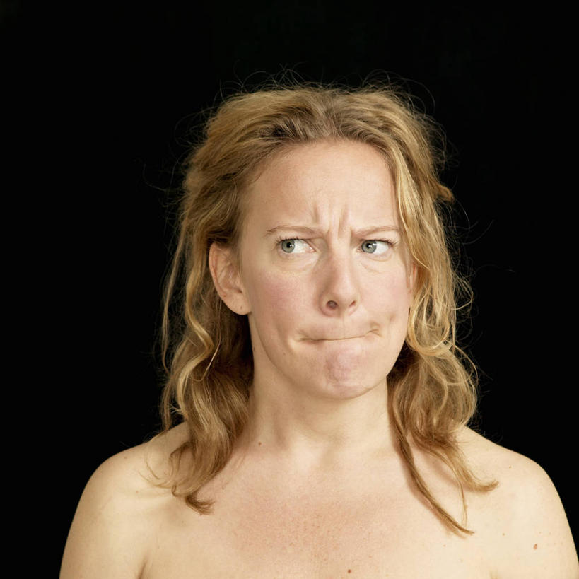 西方人,脸,头,脸颊,头发,一个人,方图,室内,特写,白天,正面,欧洲,欧洲人,仅一个年轻女性,仅一个女性,仅一个人,黑色背景,注视,裸露,肩膀,观察,看,金色,摄影,影棚,观看,察看,咬唇,关注,裸,年轻女性,女人,女性,白种人,头部,长发,卷发,脸部,脸蛋,面部,半身,彩图,影棚拍摄,拍摄