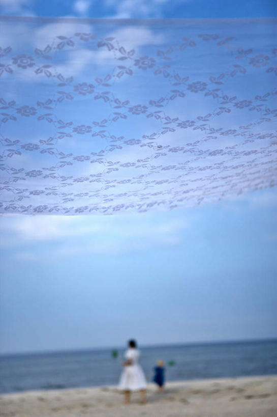 西方人,儿童,两个人,家庭,伙伴,朋友,竖图,室外,白天,仰视,友谊,纯洁,海浪,海洋,沙滩,欧洲,欧洲人,一条,沙子,丝巾,海岸,浪花,水平线,云,云朵,海平线,沙地,云彩,小孩,蓝色,白云,蓝天,天空,海水,天,温暖,温馨,一家人,可爱,童年,童趣,晴朗,和睦,海景,童真,烂漫,无邪,丝织品,天真,友情,女孩,女人,女性,白种人,大海,风浪,海,海水的波动,海滩,近岸浪,涌浪,晴空,彩图,低角度拍摄,全身,融洽,女生