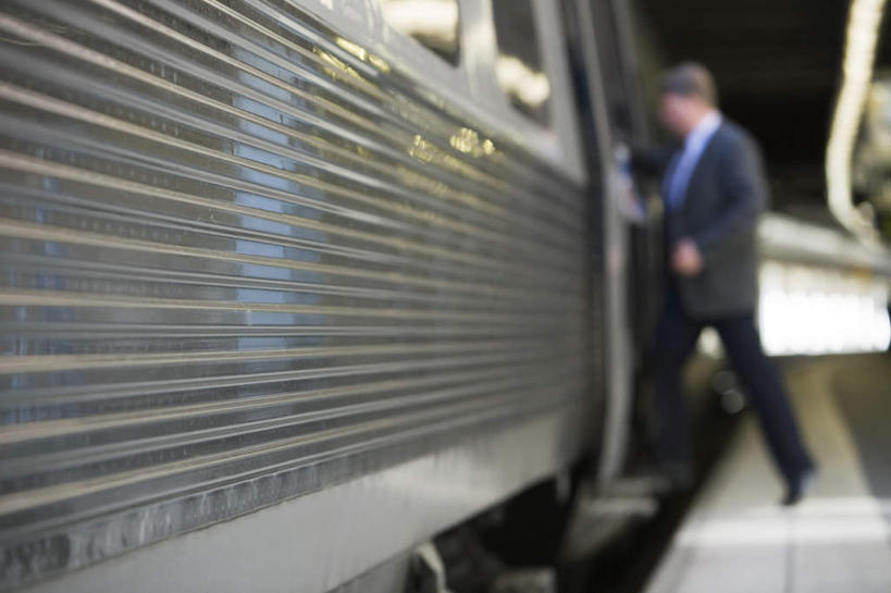 西方人,一个人,商务人士,商务男性,走,横图,室外,白天,侧面,衬衫,火车,车站,瑞典,欧洲,欧洲人,仅一个男性,仅一个人,套装,朦胧,模糊,站台,车,仅一个年轻男性,交通工具,一列,斯堪的纳维亚,载具,北欧,斯堪的纳维亚半岛,商务装,工薪阶层,瑞典王国,男人,男性,年轻男性,白种人,白领,上班族,步行,散步,走路,彩图,全身,衬衣