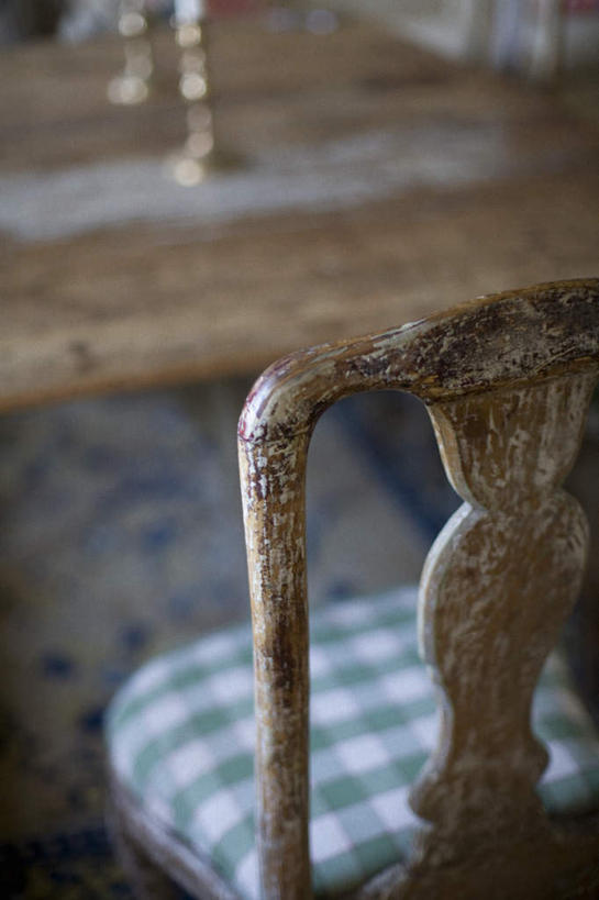 无人,竖图,俯视,室内,特写,白天,餐桌,桌子,静物,椅子,一张,朦胧,模糊,木椅,一个,单个,餐台,彩图,高角度拍摄