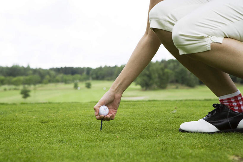 西方人,一个人,蹲,举,横图,室外,白天,侧面,森林,树林,植物,欧洲,欧洲人,仅一个年轻女性,仅一个女性,仅一个人,握,服装,高尔夫,高尔夫球,球场,拿,拿着,休闲装,高尔夫球场,树,树木,衣服,蓝色,绿色,蓝天,天空,自然,天,托,休闲,休闲服,放,握着,服饰,球托,生长,晴朗,成长,绿茵场,高尔夫运动,高尔夫球具,万里无云,年轻女性,女人,女性,白种人,晴空,晴空万里,蹲着,举起,举手,举着,向上举,向上伸,向上托,半身,彩图