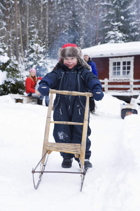 西方人,四个人,家庭,家,栏杆,坐,走,拉,推,抱,笑,微笑,露齿笑,竖图,室外,白天,正面,旅游,度假,纯洁,美景,森林,树林,雪,植物,大雪,别墅,楼梯,城市风光,城市,建筑,帽子,椅子,纺织品,欧洲,欧洲人,握,装饰,扶手,毛毯,毯子,房屋,阶梯,木椅,屋子,积雪,景观,雪景,冬季,冬天,公寓,围栏,注视,娱乐,建设,洋房,护栏,楼房,台阶,住宅,树,树木,纺织,蓝色,绿色,蓝天,天空,自然,垫子,天,观察,看,享受,休闲,温暖,温馨,一家人,景色,放松,寒冷,可爱,童年,童趣,握着,生长,晴朗,成长,抱着,观看,华丽,修饰,点缀,和睦,察看,搂着,关注,童真,烂漫,无邪,万里无云,衬托,美观,雅致,雅观,编织帽,严寒,天真,男孩,男人,男性,年轻男性,年轻女性,女孩,女人,女性,白种人,晴空,晴空万里,步行,怀抱,搂,搂抱,散步,相抱,拥抱,走路,坐着,彩图,全身,房子,融洽