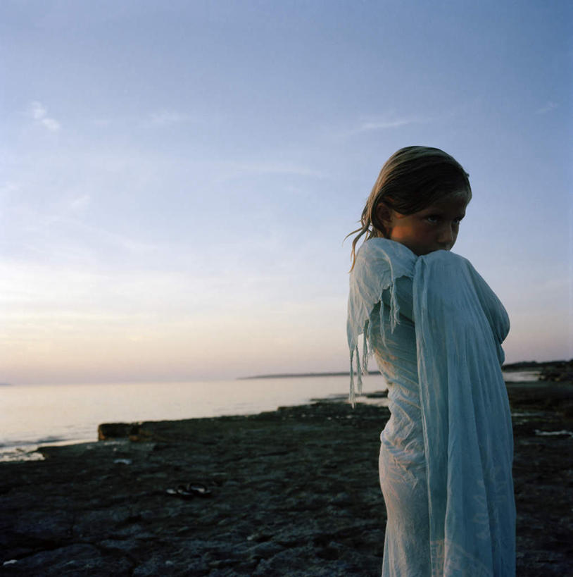 西方人,儿童,一个人,站,举,竖图,室外,白天,仰视,纯洁,海浪,海洋,沙滩,欧洲,欧洲人,仅一个女性,仅一个人,握,阴影,光线,沙子,影子,浴巾,海岸,浪花,云,云朵,沙地,拿,云彩,拿着,注视,小孩,蓝色,白云,蓝天,天空,阳光,海水,天,观察,看,托,站着,仅一个小孩,可爱,童年,童趣,握着,晴朗,观看,察看,关注,围着,海景,童真,烂漫,无邪,天真,女孩,女人,女性,白种人,孩子,大海,风浪,海,海水的波动,海滩,近岸浪,涌浪,晴空,举起,举手,举着,向上举,向上伸,向上托,站立,半身,彩图,低角度拍摄,女生