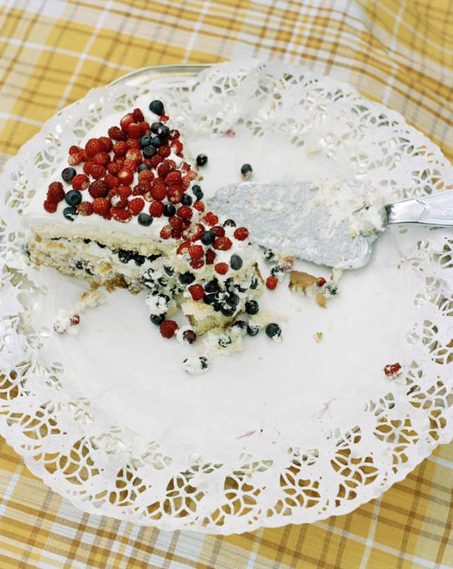 点心,无人,竖图,俯视,室内,白天,下午茶,草莓,浆果,蓝莓,静物,餐具,一堆,切开,堆叠,堆积,布料,碟子,工具,盘,食品,甜点,甜品,刀具,布纹,桌布,食物,糕点,黄色,盘子,餐巾,碟,台布,刀,甜食,奶油,切,堆,乳制品,餐刀,剖面,切面,激凌,克林姆,淇淋,野草莓,洋莓,水果皇后,山都柿,蓝浆果,蓝靛果,红莓,地莓,彩图,高角度拍摄,蛋糕