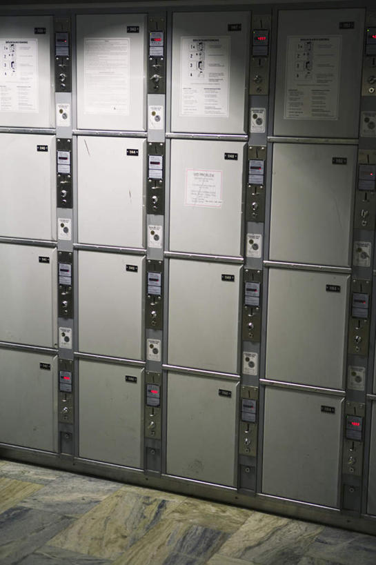 无人,竖图,室内,特写,白天,正面,柜子,静物,阴影,光线,英文,标志,文字,影子,字符,字母,灯光,标识,衣橱,英文字母,更衣橱,彩图