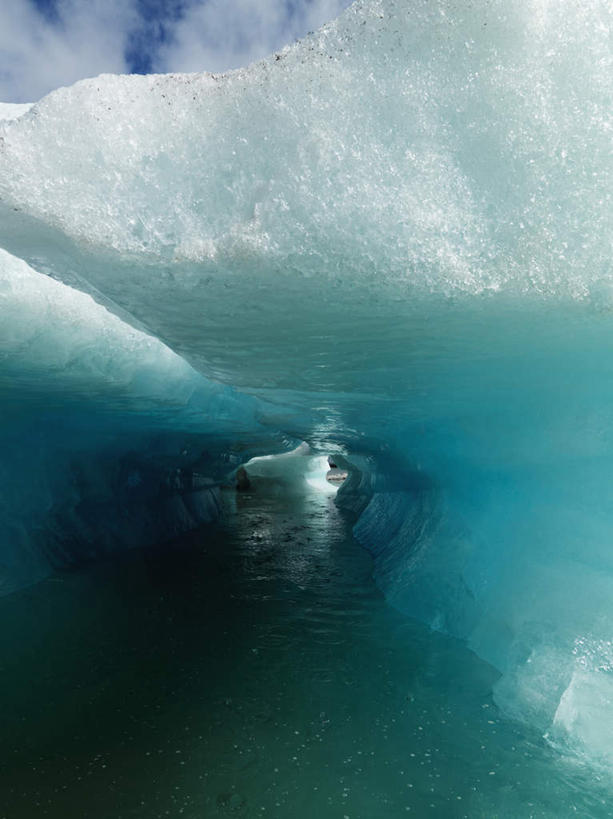 无人,竖图,室外,白天,正面,旅游,度假,冰山,海浪,海洋,美景,山,欧洲,冰岛,隧道,景观,浪花,山峰,云,云朵,山峦,云彩,娱乐,蓝色,白云,蓝天,天空,自然,海水,天,享受,休闲,景色,放松,晴朗,地道,自然风光,北欧,海景,冰岛共和国,瓦特纳冰原,大海,风浪,海,海水的波动,近岸浪,涌浪,晴空,彩图