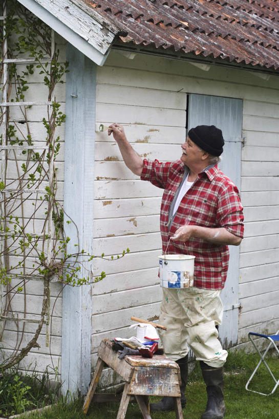 西方人,一个人,家,站,竖图,室外,白天,侧面,帽子,欧洲,欧洲人,仅一个男性,仅一个人,仅一个中年男性,装饰,格子,房屋,屋子,拿,拿着,装潢,楼房,住宅,红色,黑色,站着,棉帽,粉饰,男人,男性,中年男性,白种人,站立,彩图,全身,房子