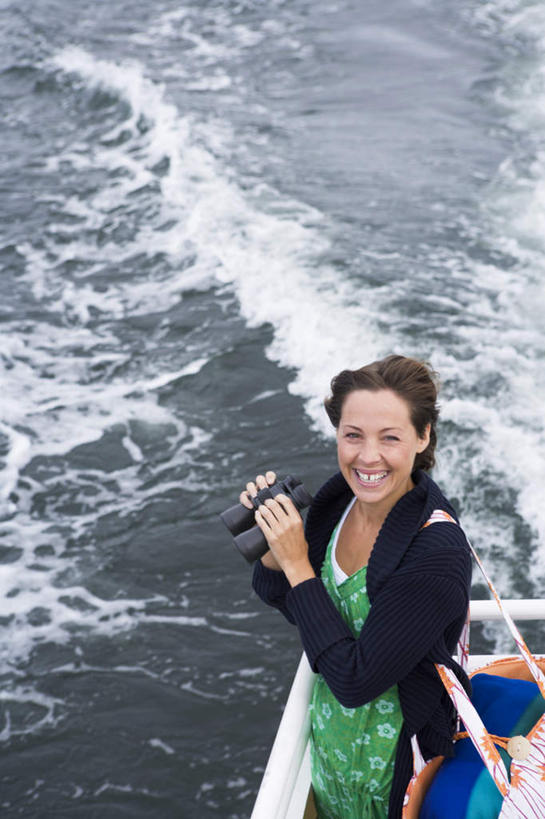 西方人,头发,一个人,站,竖图,俯视,室外,白天,仪器,科技,海浪,海洋,欧洲,欧洲人,仅一个年轻女性,仅一个女性,仅一个人,眺望,波纹,飞溅,检查,研究,溅,反射,分析,科学,望远镜,液体,浪花,水滴,拿,拿着,水珠,黑色,水纹,海水,船尾波,波浪,观察,站着,清晰,探索,放大,观看,仔细,科研,科学技术,瞭望,聚焦,关注,喷洒,海景,远视镜,瞭望镜,光学,清楚,年轻女性,女人,女性,白种人,大海,风浪,海,海水的波动,近岸浪,涌浪,站立,半身,彩图,高角度拍摄,光学仪器,千里镜