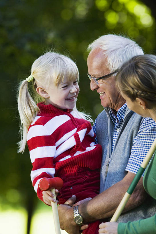 西方人,儿童,老年人,三个人,家庭,夫妻,祖母,祖父,站,抱,竖图,室外,白天,正面,爱情,纯洁,欧洲,欧洲人,条纹,服装,模糊,眼镜,棕色,浪漫,休闲装,小孩,衣服,红色,站着,休闲,温暖,温馨,一家人,休闲服,恩爱,可爱,童年,童趣,恋人,服饰,奶奶,爷爷,抱着,祖孙,和睦,搂着,近视眼镜,童真,烂漫,无邪,外婆,外孙女,外祖母,外公,外祖父,含糊,恍惚,模胡,依稀,隐约,天真,老年男性,老年女性,男人,男性,女孩,女人,女性,白种人,孩子,长发,夫妇,情侣,孙女,搂,搂抱,站立,半身,彩图,伴侣,融洽,女生