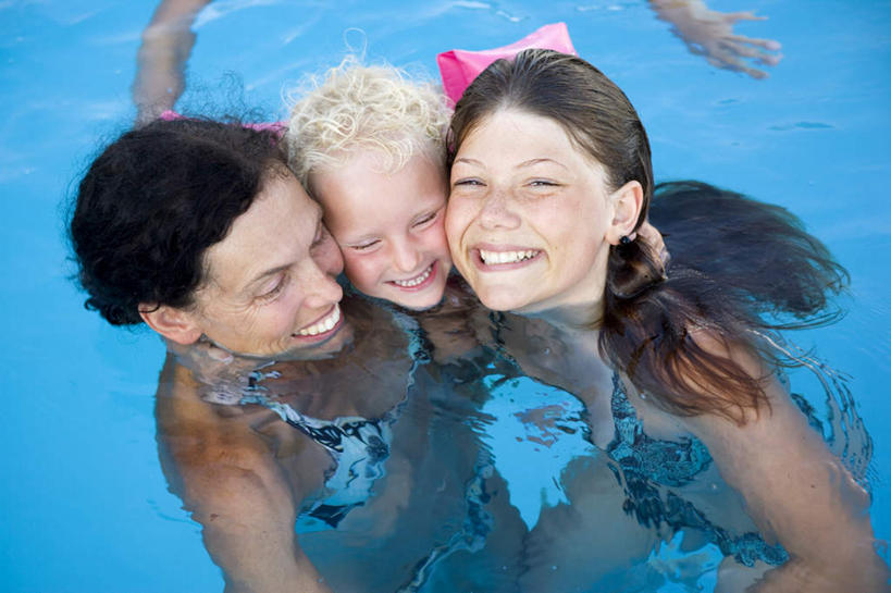 西方人,儿童,老年人,三个人,家庭,祖母,体育馆,游泳池,站,笑,微笑,露齿笑,横图,俯视,室外,白天,泳装,比基尼,纯洁,水,欧洲,欧洲人,水池,水面,泳池,小孩,蓝色,黑色,站着,温暖,温馨,一家人,可爱,童年,童趣,奶奶,祖孙,和睦,游泳馆,童真,烂漫,无邪,外婆,外孙女,外祖母,外孙,外孙子,天真,老年女性,男孩,男人,男性,女孩,女人,女性,白种人,孩子,长发,孙女,孙子,站立,半身,彩图,高角度拍摄,三点式,泳衣,融洽,短发,男生,女生