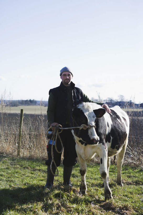 西方人,一个人,牛仔,站,抱,竖图,室外,白天,正面,草地,草坪,植物,牛,欧洲,欧洲人,仅一个男性,仅一个人,仅一个中年男性,阴影,光线,影子,草,绿色,阳光,动物,站着,家畜,牲畜,抱着,搂着,男人,男性,中年男性,白种人,牧牛工,牧牛人,牧童,搂,搂抱,站立,彩图,全身