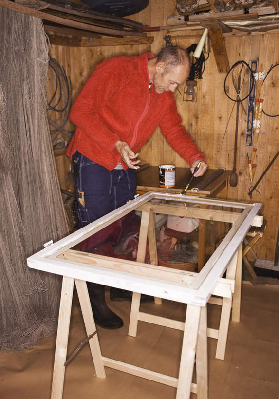 西方人,一个人,工程师,建筑工人,建筑师,站,竖图,室内,白天,侧面,欧洲,欧洲人,仅一个男性,仅一个人,仅一个中年男性,木板,拿,拿着,注视,低头,观察,看,站着,观看,察看,关注,男人,男性,中年男性,白种人,技师,建筑工,建筑设计师,站立,彩图,全身