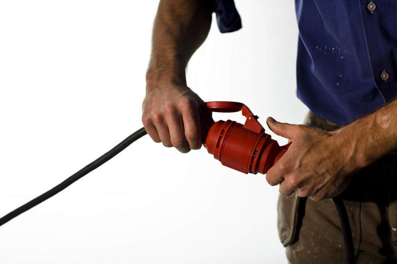 西方人,一个人,工程师,建筑工人,建筑师,站,横图,室外,特写,白天,白色背景,正面,欧洲,欧洲人,仅一个男性,仅一个人,拿,拿着,仅一个年轻男性,站着,摄影,影棚,冲击钻,电钻,电动工具,男人,男性,年轻男性,白种人,技师,建筑工,建筑设计师,站立,半身,彩图,影棚拍摄,拍摄