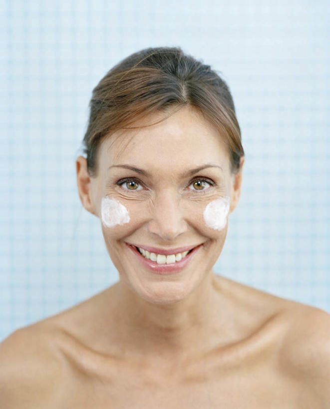 西方人,一个人,站,笑,微笑,露齿笑,竖图,室内,特写,白天,正面,欧洲,欧洲人,仅一个年轻女性,仅一个女性,仅一个人,涂抹,白色,站着,面霜,摄影,影棚,年轻女性,女人,女性,白种人,站立,半身,彩图,影棚拍摄,拍摄