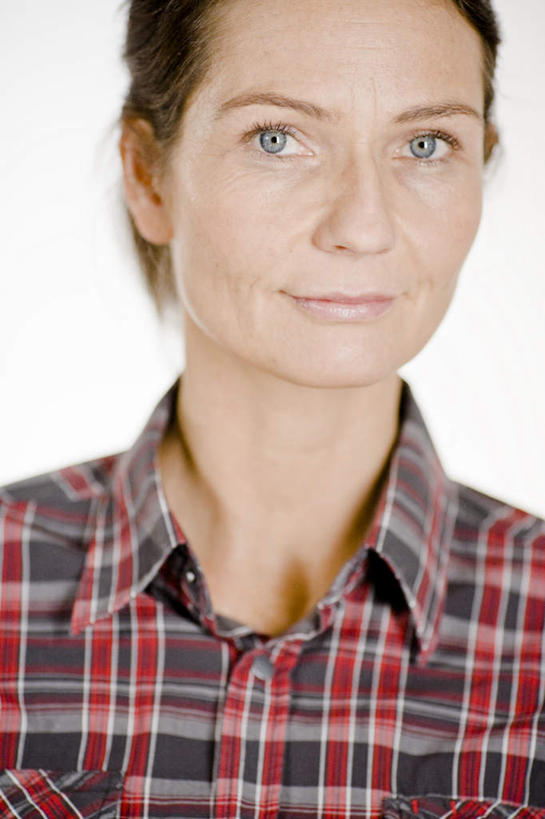 西方人,一个人,站,笑,微笑,竖图,室内,特写,白天,白色背景,正面,衬衫,欧洲,欧洲人,仅一个年轻女性,仅一个女性,仅一个人,格子,红色,站着,摄影,影棚,年轻女性,女人,女性,白种人,站立,半身,彩图,影棚拍摄,衬衣,拍摄