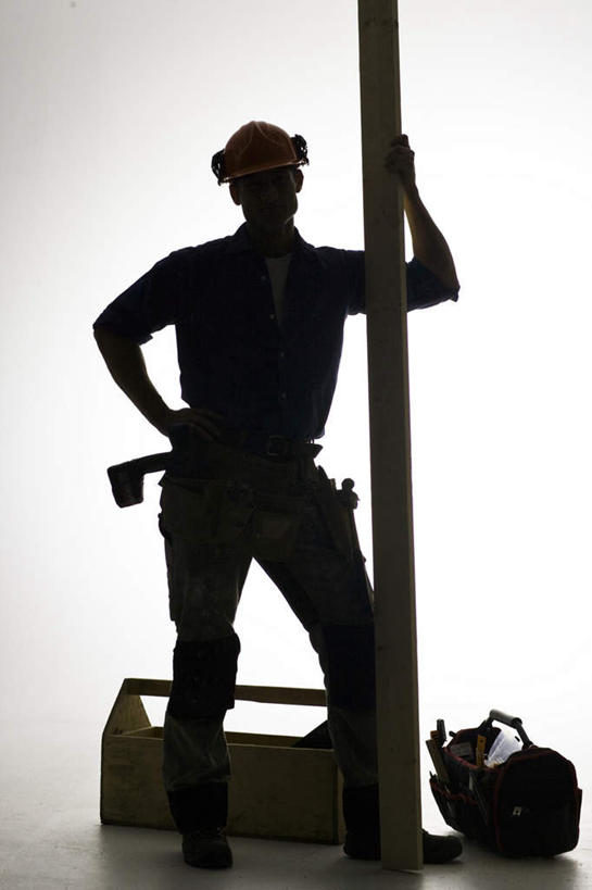 西方人,一个人,站,竖图,室内,白天,白色背景,正面,帽子,欧洲,欧洲人,仅一个男性,仅一个人,握,木板,头盔,木箱,背光,拿,拿着,手叉腰,仅一个年轻男性,安全帽,叉腰,扶,站着,握着,摄影,影棚,工具包,扶着,逆光,男人,男性,年轻男性,白种人,站立,彩图,全身,影棚拍摄,拍摄