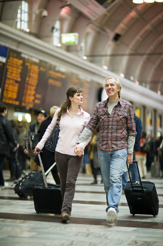 西方人,伙伴,朋友,机场,走,拉,笑,微笑,露齿笑,竖图,室内,白天,正面,友谊,飞机场,帽子,项链,照明,欧洲,欧洲人,握,阴影,光线,包,瓷砖,地砖,拉杆箱,旅行箱,皮包,影子,灯光,时刻表,地面,许多人,拿,拿着,扭头,注视,运动帽,吊灯,灯,装饰品,阳光,饰品,首饰,行李箱,箱子,灯具,观察,看,转头,一群人,鸭舌帽,握着,观看,出差,单肩包,照亮,察看,照明设备,关注,友情,男人,男性,年轻男性,年轻女性,女人,女性,中年男性,中年女性,白种人,航空站,空港,步行,散步,走路,彩图,全身,旅行