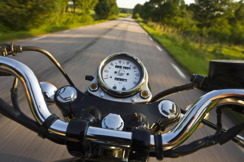 无人,横图,俯视,室外,白天,草地,植物,道路,路,公路,摩托车,阴影,光线,影子,表盘,交通,车,草,树,树木,一个,绿色,阳光,自然,交通工具,生长,单个,成长,载具,仪表盘,马路,彩图,高角度拍摄