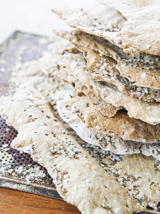 点心,无人,竖图,俯视,室内,特写,白天,餐桌,桌子,阴影,光线,影子,调料,食品,调味品,调味料,铁板,食物,阳光,饼干,零食,餐台,黑麦脆饼,彩图,高角度拍摄