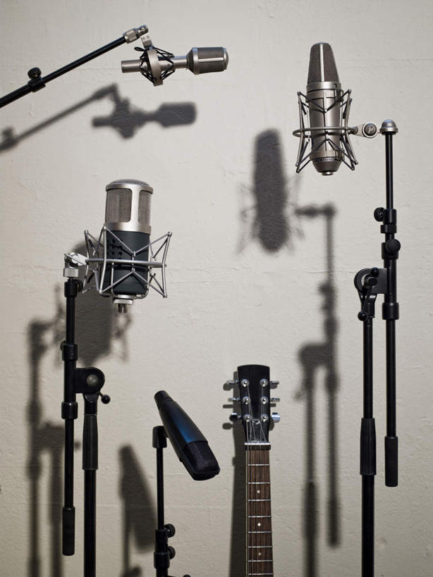 无人,竖图,室内,白天,正面,许多,阴影,光线,影子,墙,吉他,乐器,弦乐器,墙壁,墙面,阳光,话筒,麦克风,扩音器,弹拨弦鸣乐器,传声器,微音器,彩图,弹拨弦乐器