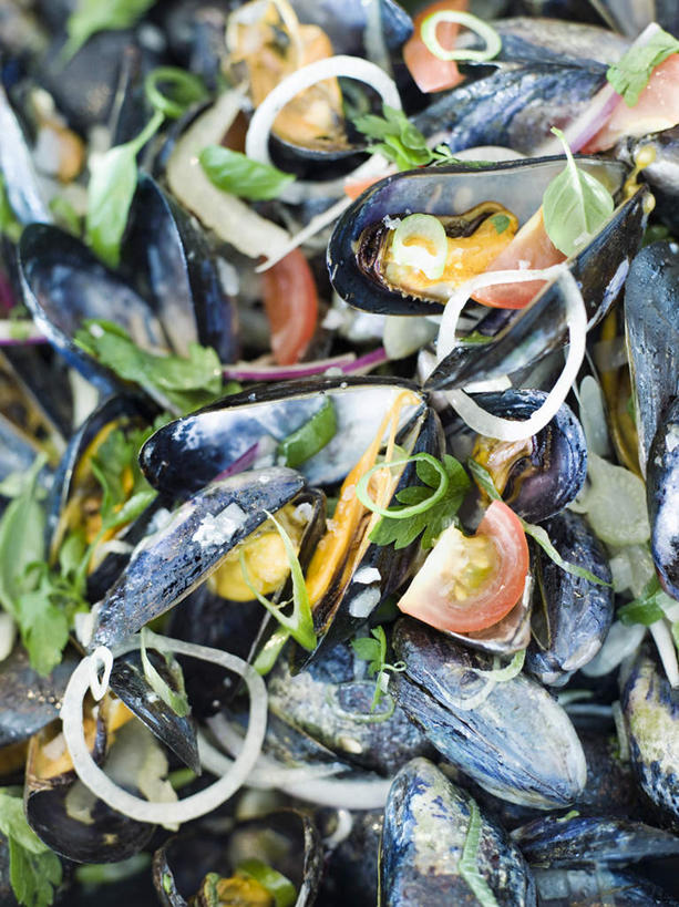 无人,竖图,俯视,室内,特写,白天,蔬菜,西红柿,洋葱,一堆,切片,堆叠,堆积,新鲜,食品,食物,有机食品,绿色食品,堆,圆葱,洋葱头,球葱,番茄,彩图,高角度拍摄