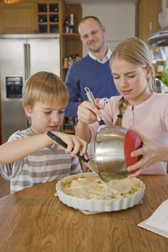 西方人,儿童,两个人,三个人,家庭,站,笑,微笑,竖图,室内,白天,正面,纯洁,餐桌,厨房,柜子,桌子,书籍,叶子,托盘,照明,欧洲,欧洲人,握,铲子,墙,灯光,绿叶,拿,拿着,注视,吊灯,墙壁,墙面,玻璃制品,灯,小孩,玻璃瓶,瓶子,容器,橱柜,打蛋器,灯具,观察,看,站着,温暖,温馨,一家人,嫩叶,可爱,童年,童趣,握着,餐台,观看,储藏,照亮,和睦,察看,照明设备,储存,关注,面糊,童真,烂漫,无邪,天真,男孩,男人,男性,年轻男性,女孩,女人,女性,白种人,孩子,叶,叶片,书,图书,站立,半身,彩图,灶间,融洽,贮存,男生,女生