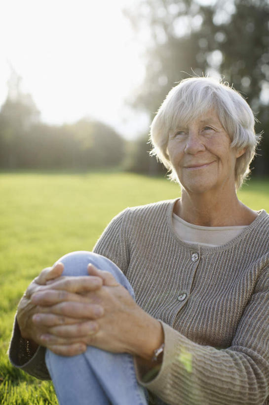 西方人,一个人,坐,笑,微笑,竖图,室外,白天,正面,草地,草坪,植物,欧洲,欧洲人,仅一个女性,仅一个人,抱腿,阴影,光线,影子,草,树,树木,绿色,天空,阳光,自然,首饰,仅一个老年女性,生长,成长,金饰,老年女性,女人,女性,白种人,抬头,仰头,坐着,半身,彩图