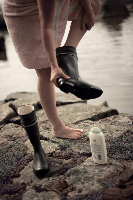 西方人,儿童,一个人,站,竖图,俯视,室外,白天,旅游,度假,湖,湖泊,石头,美景,水,瑞典,欧洲,欧洲人,仅一个女性,仅一个人,弯腰,阴影,反射,石子,影子,湖面,景观,水流,水面,抬腿,娱乐,靴子,小孩,自然,瓶子,塑料制品,毛巾,湖水,站着,仅一个小孩,享受,休闲,塑料瓶,景色,放松,拖,单腿,斯堪的纳维亚,自然风光,北欧,斯堪的纳维亚半岛,弯身,瑞典王国,女孩,女人,女性,白种人,孩子,石块,岩石,站立,半身,彩图,高角度拍摄,女生