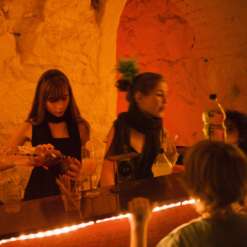 果汁,西方人,四个人,伙伴,朋友,酒吧,站,举,方图,室内,白天,正面,友谊,吧台,杯子,照明,欧洲,欧洲人,倒,握,彩灯,墙,灯光,酒类,拿,拿着,注视,文化,墙壁,墙面,玻璃制品,灯,酒,饮料,酒杯,啤酒杯,灯具,鸡尾酒,低头,观察,看,托,站着,调酒,握着,花灯,观看,照亮,察看,创造,照明设备,关注,想象,友情,男人,男性,年轻男性,年轻女性,女人,女性,白种人,玻璃杯,举起,举手,举着,向上举,向上伸,向上托,站立,半身,彩图,酒吧间,酒馆