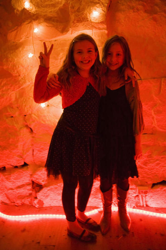 果汁,西方人,儿童,两个人,伙伴,朋友,酒吧,站,举,笑,微笑,露齿笑,竖图,室内,白天,正面,裙子,快乐,兴奋,友谊,骄傲,成功,胜利,吧台,杯子,照明,欧洲,欧洲人,连衣裙,彩灯,墙,灯光,酒类,注视,文化,墙壁,墙面,玻璃制品,灯,酒,饮料,小孩,酒杯,啤酒杯,灯具,鸡尾酒,观察,看,手势,托,站着,自信,搭,调酒,花灯,观看,照亮,察看,创造,照明设备,搭着,关注,想象,友情,女孩,女人,女性,白种人,玻璃杯,举起,举手,举着,向上举,向上伸,向上托,站立,彩图,全身,欢乐,开心,酒吧间,酒馆,女生