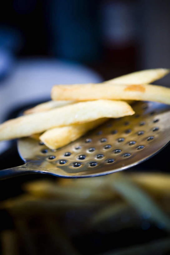 无人,竖图,俯视,室内,特写,白天,烹饪,西餐,餐桌,桌子,静物,料理,食品,锅铲,薯条,菜肴,美食,食物,快餐,西式,佳肴,餐台,西式快餐,垃圾食品,彩图,高角度拍摄