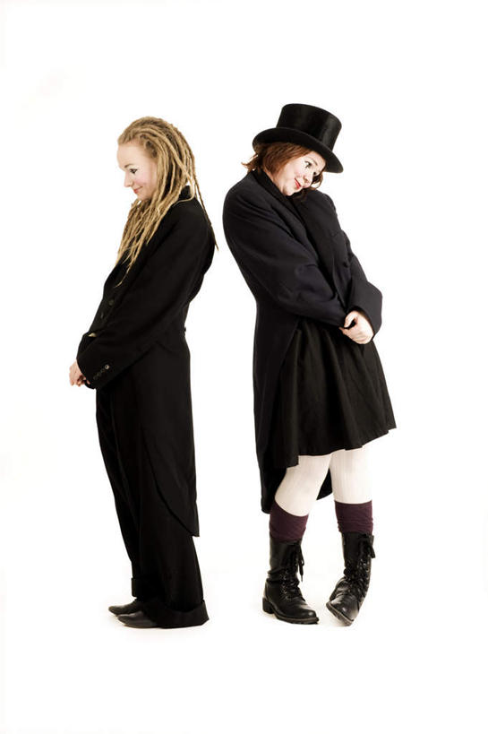 两个人,站,笑,微笑,竖图,室内,白天,白色背景,侧面,纯洁,安全,帽子,表演,握,依靠,注视,礼帽,扮演,观察,看,倚靠,站着,背靠背,可爱,童年,童趣,背对背,握着,摄影,影棚,观看,察看,演出,关注,童真,烂漫,无邪,害臊,含羞,怕羞,害羞,天真,信任,年轻女性,女人,女性,站立,彩图,全身,影棚拍摄,拍摄