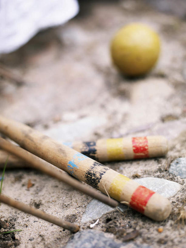 无人,竖图,俯视,室外,特写,白天,锻炼,运动,石头,静物,朦胧,模糊,棍子,石子,运动器械,球,黄色,健身器械,健身器材,槌球,门球,体育,石块,岩石,彩图,高角度拍摄,健身,运动器材