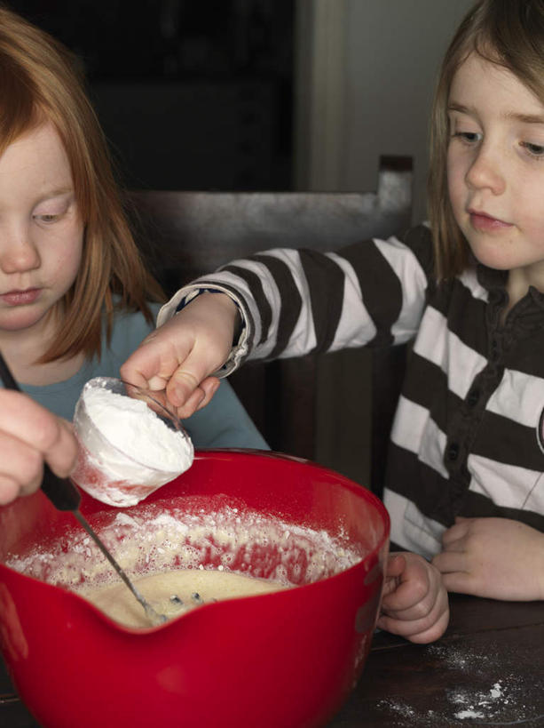 西方人,儿童,两个人,坐,举,竖图,室内,白天,正面,纯洁,餐桌,桌子,餐具,椅子,欧洲,欧洲人,握,碟子,粉末,盘,勺子,木椅,墙,面粉,拿,粮食,拿着,注视,墙壁,墙面,小孩,盘子,调羹,碟,汤匙,观察,看,托,粉,可爱,童年,童趣,握着,餐台,观看,农产品,察看,关注,面糊,童真,烂漫,无邪,原材料,粉状,搅动,天真,女孩,女人,女性,白种人,举起,举手,举着,向上举,向上伸,向上托,坐着,半身,彩图,女生