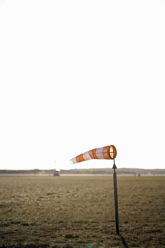 无人,机场,竖图,室外,白天,正面,旅游,度假,美景,植物,飞机场,风向标,风向袋,瑞典,欧洲,阴影,枯萎,光线,影子,景观,枯草,娱乐,草,黄色,蓝色,蓝天,天空,阳光,自然,天,享受,休闲,景色,放松,晴朗,斯堪的纳维亚,自然风光,北欧,斯堪的纳维亚半岛,万里无云,瑞典王国,航空站,空港,风标,晴空,晴空万里,彩图