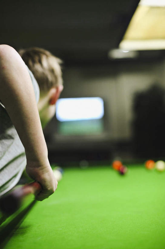 西方人,儿童,一个人,站,竖图,室内,白天,度假,纯洁,台球,欧洲,欧洲人,仅一个男性,仅一个人,握,撞球,朦胧,模糊,球杆,娱乐,运动器械,彩球,小孩,背面,站着,仅一个小孩,享受,休闲,健身器械,放松,可爱,童年,童趣,握着,台球桌,休闲场所,健身器材,娱乐场所,斯诺克,童真,桌球房,烂漫,无邪,斯诺克球,斯诺克台球,天真,桌球,男孩,男人,男性,白种人,孩子,站立,半身,彩图,运动器材,男生