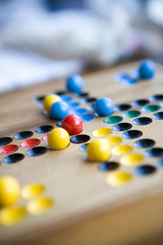 无人,竖图,俯视,室内,特写,白天,游戏,静物,玩具,许多,阴影,朦胧,模糊,散落,光线,十字架,影子,洞,灯光,孔,玩,娱乐,球,排列,红色,蓝色,休闲,球体,益智,活动,队列,发泄,消遣,智力,宣泄,玩耍,嬉戏,彩图,高角度拍摄