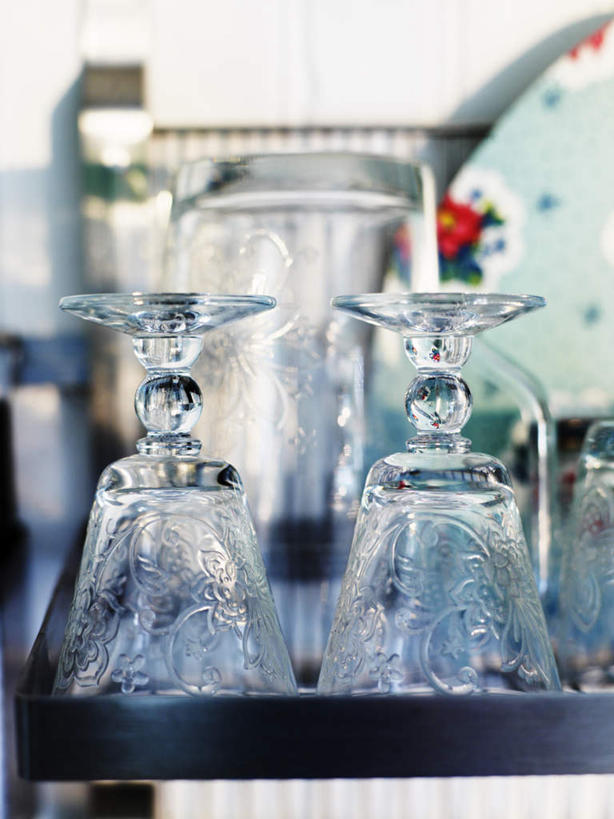 无人,竖图,室内,特写,白天,正面,餐桌,桌子,静物,杯子,一排,许多,花纹,朦胧,模糊,整齐,透明,高脚杯,红酒杯,很多,玻璃制品,排列,酒杯,摄影,影棚,餐台,队列,斑纹,玻璃杯,彩图,影棚拍摄,拍摄